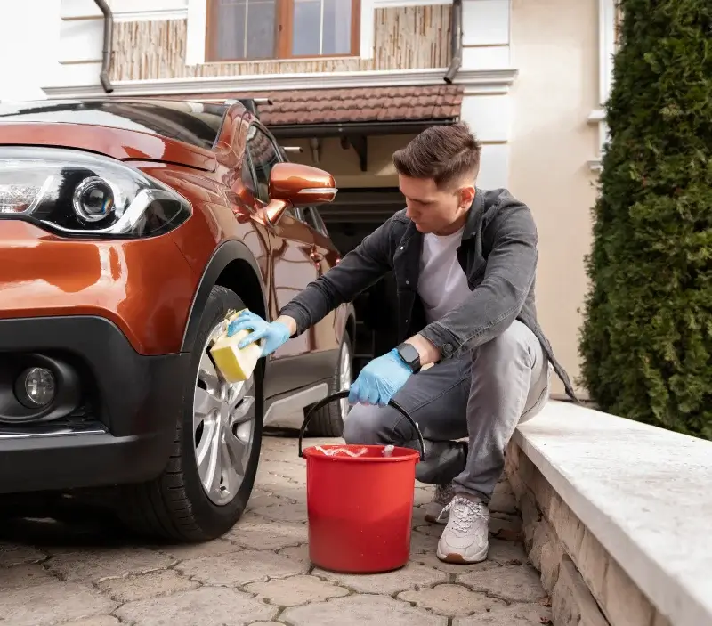 Lavage auto à domicile Rilhac-Treignac : professionnel intervenant sur un véhicule